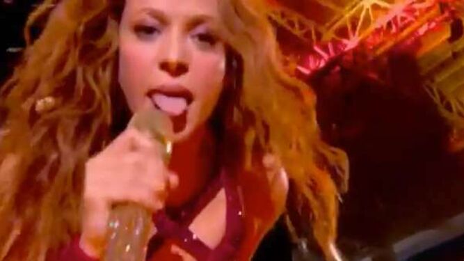 Shakira, haciendo el tan comentado gesto de la lengua en su actuación en la 'Super Bowl'.