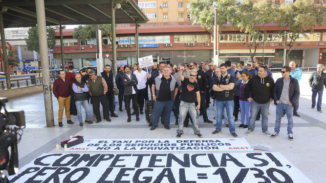 Un grupo de taxistas protesta ante la delegación de Fomento de la Junta de Andalucía en Málaga.