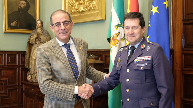El rector de la US, Miguel Ángel Castro, y el general director de Enseñanza del Ejército del Aire, Enrique Jesús Biosca, tras la firma del acuerdo.