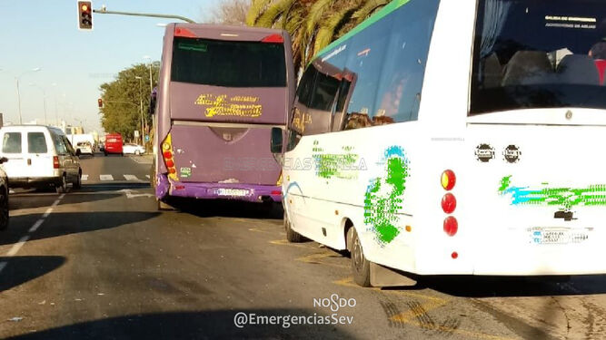 Los dos autobuses que han colisionado este martes en la Avenida de Andalucía.