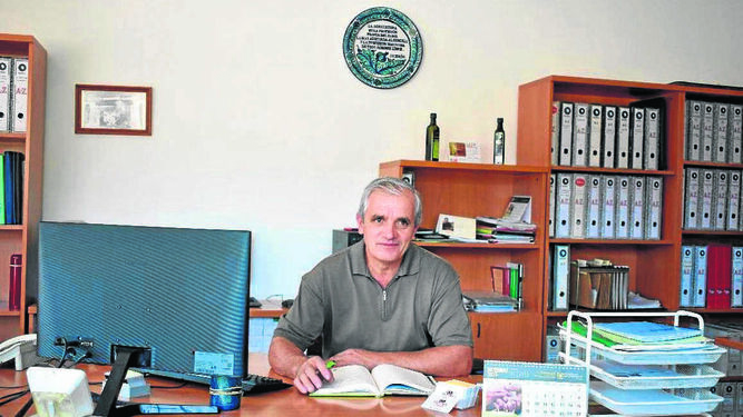 El presidente de Maitena del Genil SCA, Antonio Ortega, en el despacho de la cooperativa.