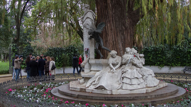 La visita teatralizada homenaje a los Hermanos Bécquer por San Valentín arranca en la Glorieta de Bécquer del Parque de María Luisa.