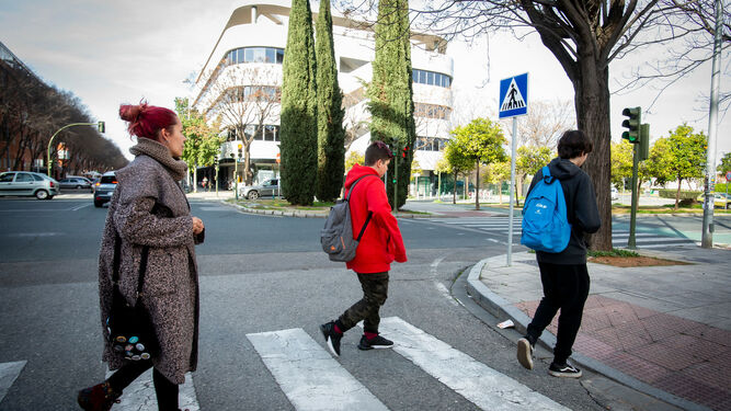 Noelia y sus dos hijos pasean por una calle de Sevilla.
