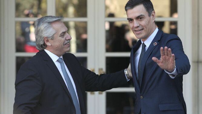 El presidente de Argentina, Alberto Fernández, saluda a su homólogo español, Pedro Sánchez, a su llegada a La Moncloa.