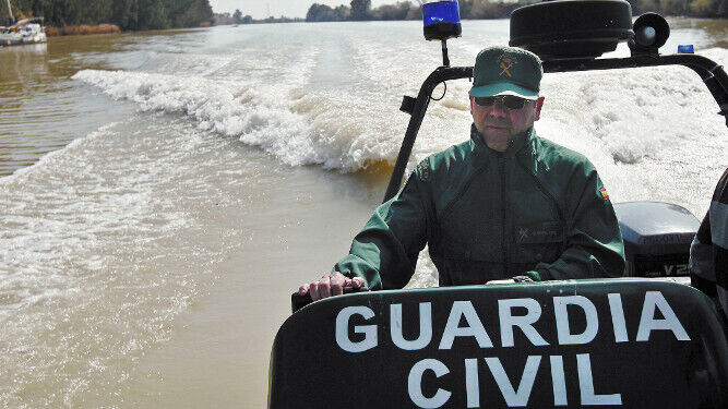 Un agente de la Guardia Civil patrullando el Guadalquivir.
