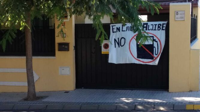 Una vivienda con una pancarta en contra de la gasolinera que se logró frenar en la zona de Las Portadas, en noviembre de 2018.