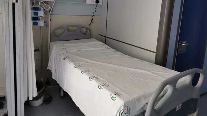 La cama reservada para las parturientas en la sala de observación sin monitor ni aparato de electrocardiograma.