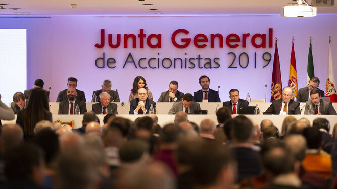 Imagen de la mesa presidencial de la Junta de Accionistas de 2019.