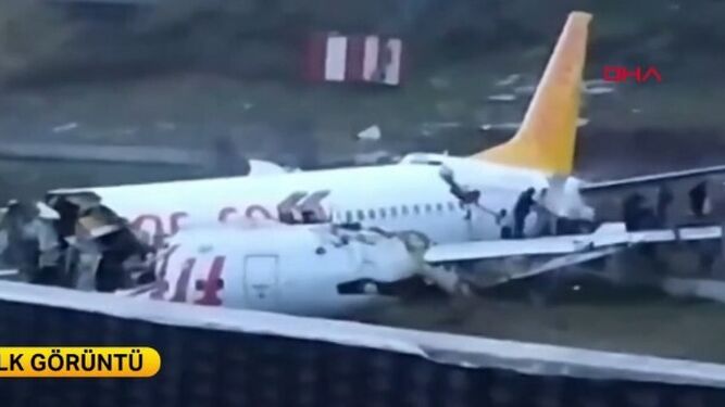 Un avión de pasajeros se sale de la pista de aterrizaje en Estambul y se rompe en tres trozos