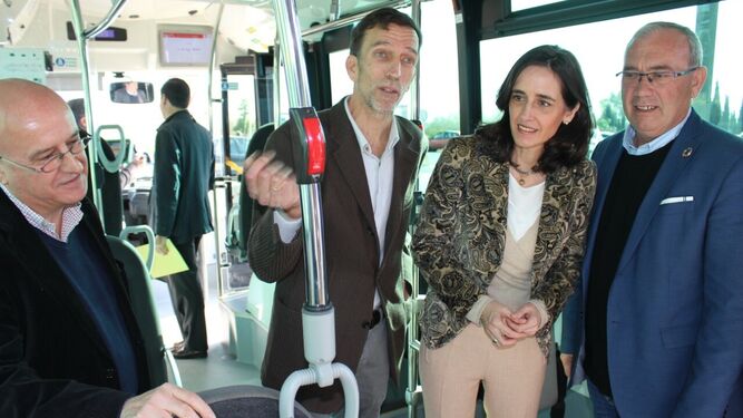 El gerente del Consorcio, el de Tranvías Sevilla, la delegada territorial de Fomento y el alcalde de San Juan, en el nuevo autobús, que se ha presentado junto a la estación del Metro este jueves.