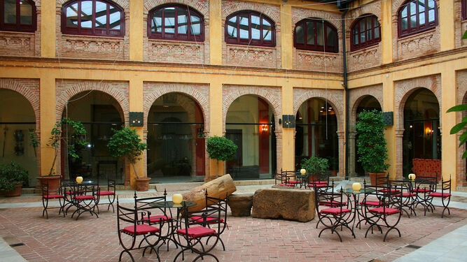 Patio del hotel Alcázar de la Reina en Carmona