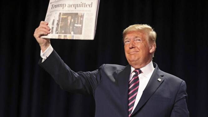 El presidente de EEUU muestra sonriente la portada de 'The Washington Post' con el titular "Trump absuelto".