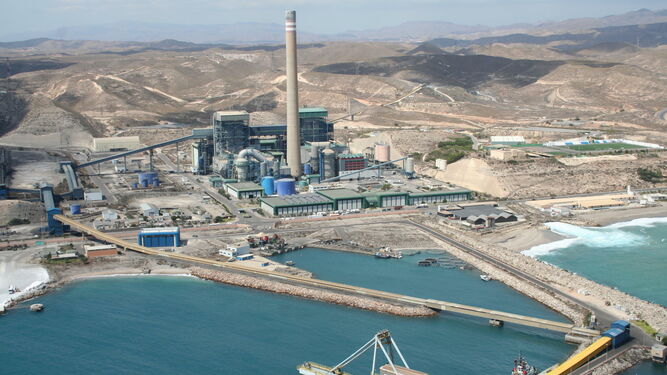Imagen aérea de la central de Carboneras.