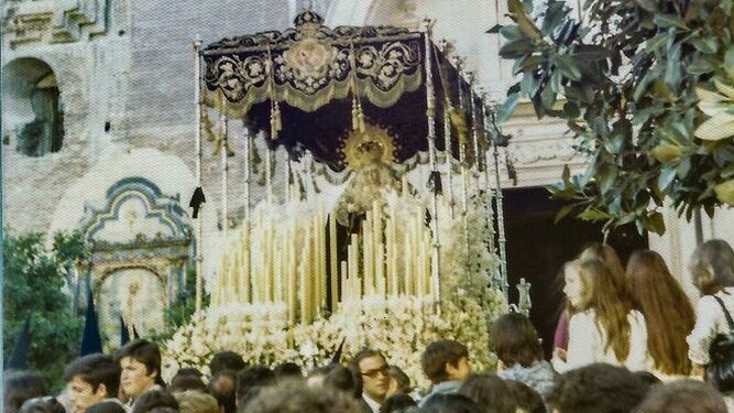 El palio de la Virgen de la Estrella tras salir de la parroquia en el año 1976.