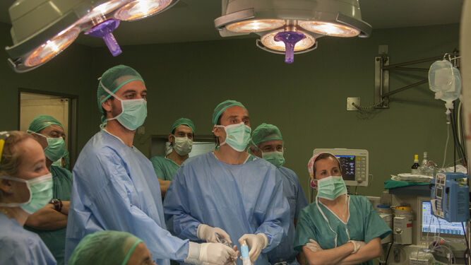Un equipo de cirujanos del Virgen del Rocío operando mediante la técnicas de laparoscopia.