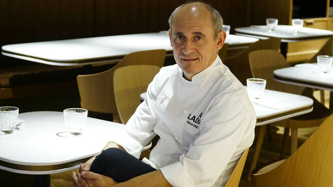 El chef Paco Pérez posa en su nuevo restaurante del Hotel Eme de Sevilla, Al lado.