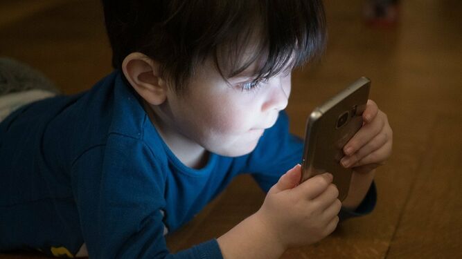 El uso intensivo de los móviles provoca problemas en el desarrollo visual y psicosocial de los menores