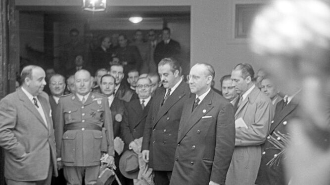 Girón de Velasco (centro) con otras autoridades, entre ellos el capitán militar Ricardo Rada