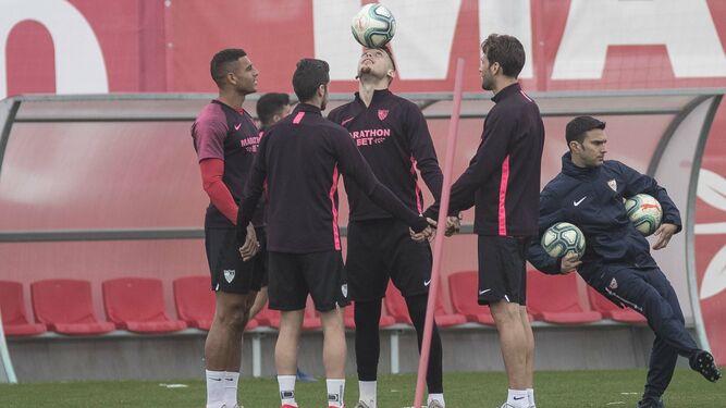 Ocampos toca el balón con la cabeza en el entrenamiento del Sevilla FC.