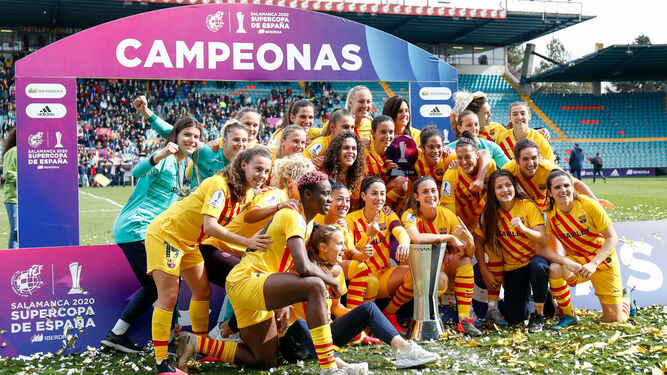 Las jugadoras del Barcelona celebran el título de Supercopa.
