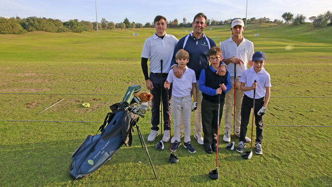 Alfonso Liniers, con alumnos de la academia Young Talent y de la Escuela de Sherry Golf.