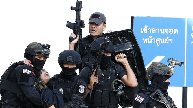 Las fuerzas de seguridad tailandesas se preparan para intervenir.