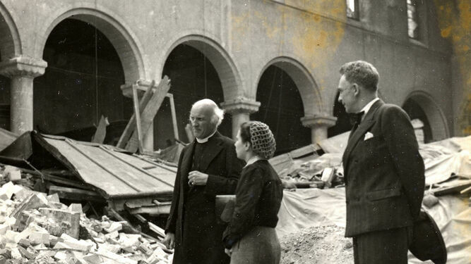 Chaves en el Londres bombardeado entrevistando al arzobispo de Canterbury.