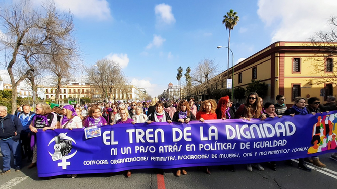 Cabeza de la manifestación feminista que recorre este domingo las calles de Sevilla.