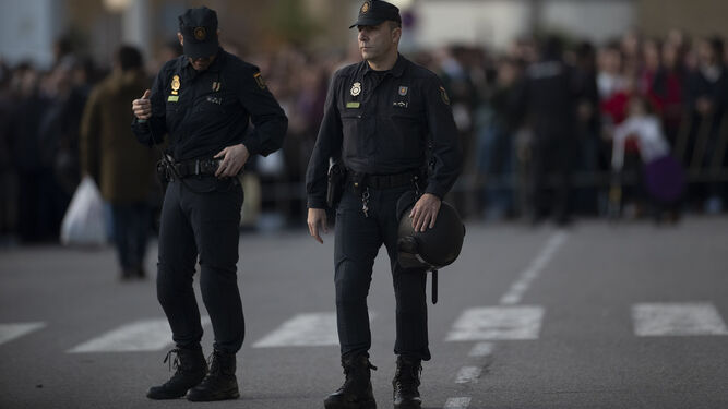 Dos policías nacionales, ayer en el dispositivo de seguridad del Betis-Barcelona.