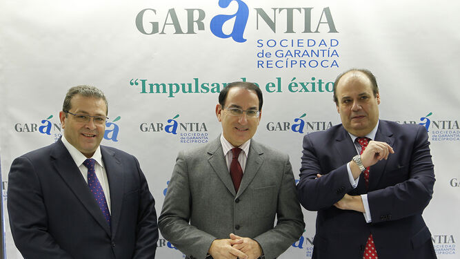 Antonio Vega, director general adjunto, Javier González de Lara, presidente, y José María Vera, director general de Garántia.
