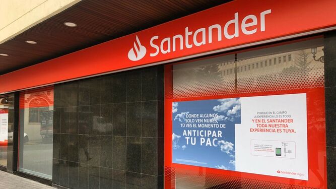 Sucursal del Santander con un anuncio sobre el anticipo de la PAC