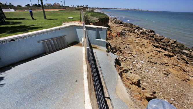 Los restos de una piscina arrasada tras el paso de la tormenta Emma, en la playa de Montijo.
