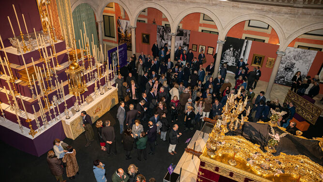 Imagen de la inauguración de la exposición del Gran Poder en la Fundación Cajasol