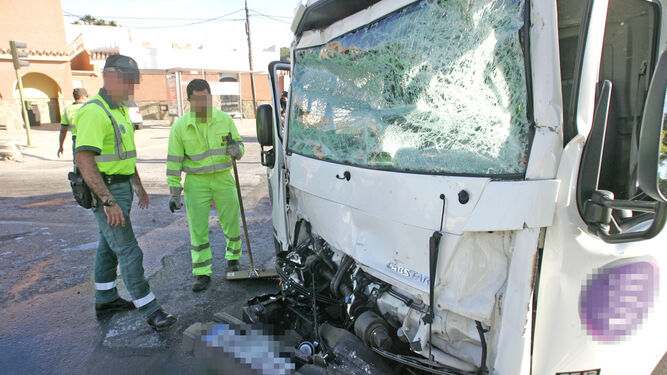La Guardia Civil observa un camión  implicado en un aparatoso accidente