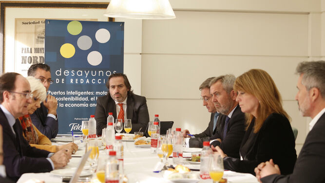 Los participantes en el desayuno de redacción debatiendo sobre los puertos de Andalucía.