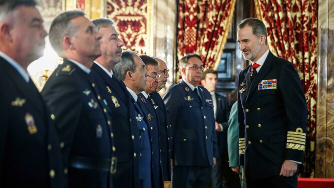 Felipe VI saluda a un grupo de suboficiales mayores en una audiencia en el Palacio Real.
