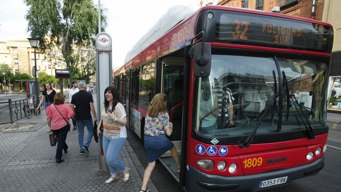 Un autobús de la línea 32, que une el Polígono Sur con la plaza del Duque, en la parada de la plaza de Ponce de León