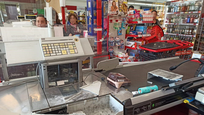Estado en el que ha quedado la caja del supermercado donde se cometió el robo en Torreblanca.