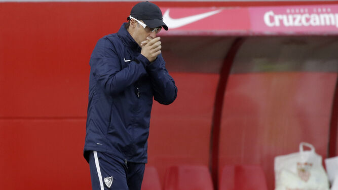 Lopetegui se calienta las manos en un entrenamiento del Sevilla FC.