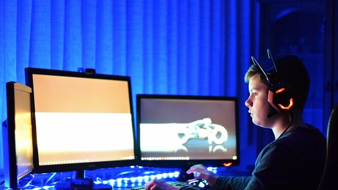 Un niño se prepara para jugar online.