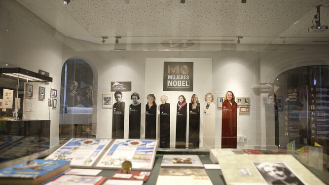 Las siluetas de las 'Mujeres Nobel' presiden la exposición del Museo Casa de la Ciencia.