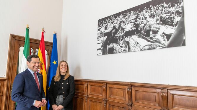 El presidente de la Junta con la vicepresidenta del BEI, Enma Navarro.