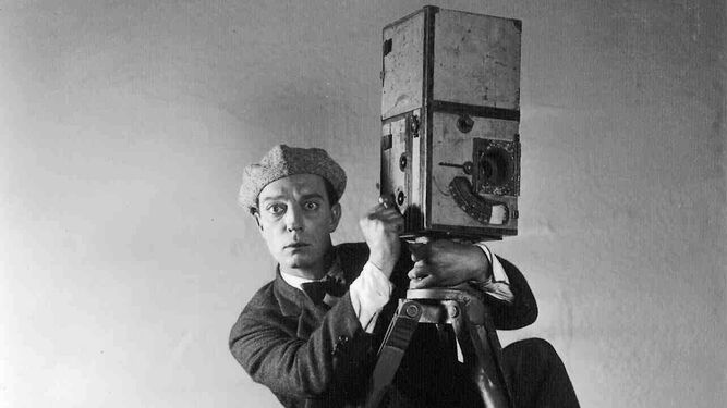 Buster Keaton en una imagen de 'El cameraman' (1928).