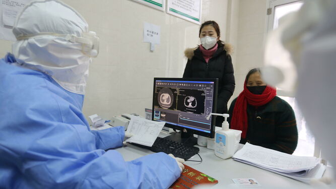 Un doctor observa las pruebas realizadas a una paciente en un centro médico de la provincia china de Shandong.