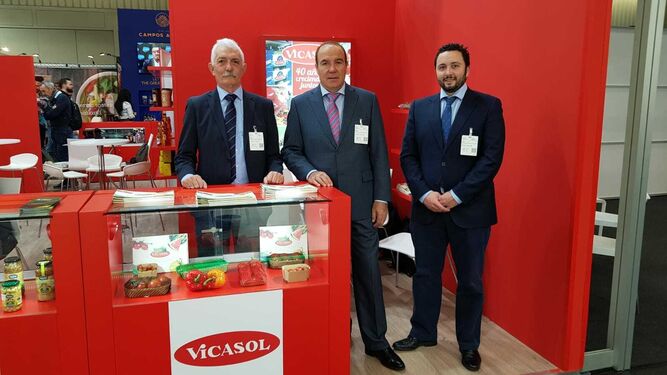 Isidoro Sánchez, director comercial de Vicasol, José Manuel Fernández, director general de Vicasol, y Francisco Gordo, responsable comercial de la gama bio de Vicasol.