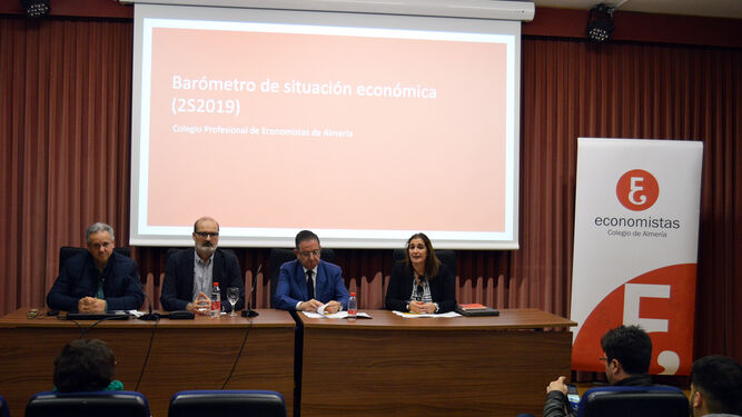 El último Barómetro semestral del Colegio de Economistas de Almería se ha presentado hoy en la UAL.