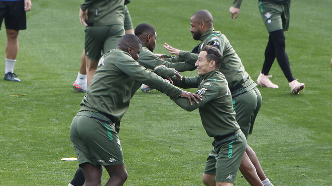 Guardado realiza un ejercicio con William Carvalho.