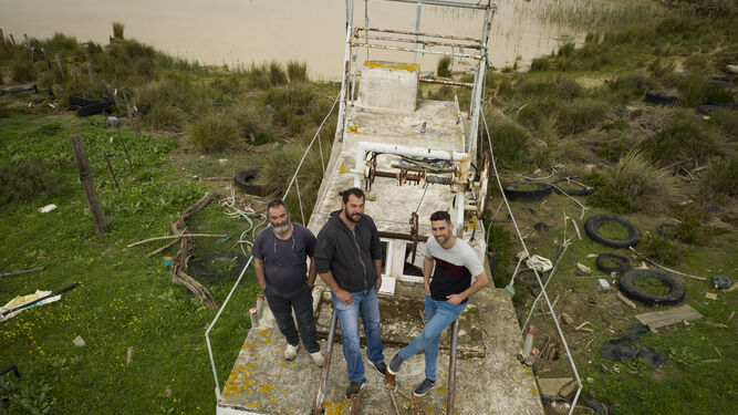 José Manuel Vidal, David García y Miguel Ruiz, en un barco abandonado.