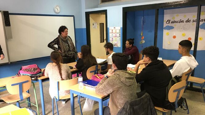 Algunos de los alumnos asisten a una de las clases de refuerzo del proyecto Azarías de la Soledad de San Lorenzo.