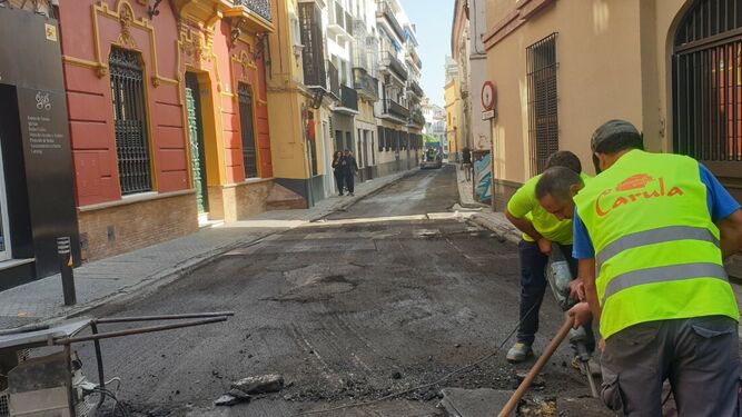 Obras en la calle Águilas este domingo.